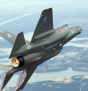 Türkiye'nin de üreticisi olduğu F-35 savaş uçağı projesinde 'ek bütçe' krizi yaşanıyor
